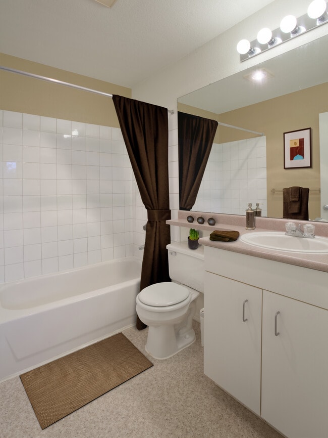 Paquete Classic I baño con encimeras laminadas, gabinetes blancos y pisos laminados