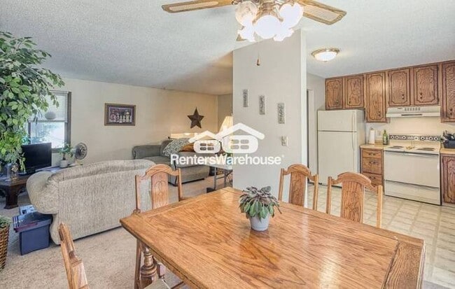 Photo - Available 12/1 - Cozy 2 Bed / 1 Bath Side ...