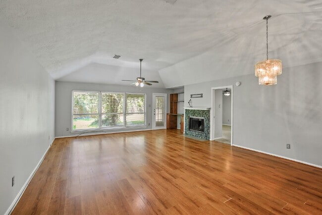 Photo - Well-maintained home on a cul-de-sac in a ...