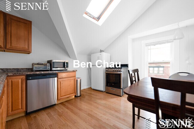 Building Photo - 10 Trowbridge St Unit 3 Rental