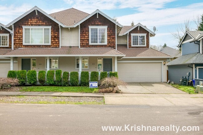 Building Photo - Charming 3 BD* 2.5 BA* Duplex **NEWLY RENOVATED** Located in Historic Orenco in the Elk Meadows C...