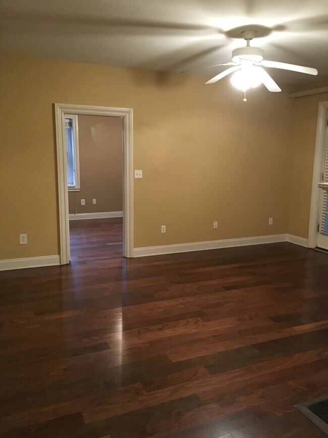 Fotografía del edificio - 221 W Lanvale St Unidad B