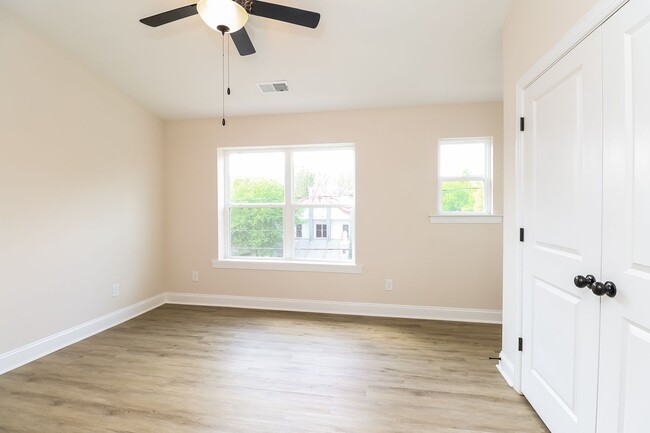 Photo - Beautiful 3BR 3.5BA Townhome w/ Full Appliance Kitchen Garage Parking in West End