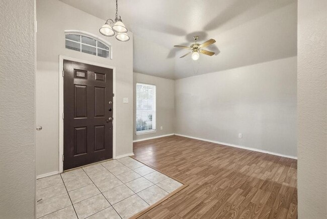 100 Oak Hollow Ln