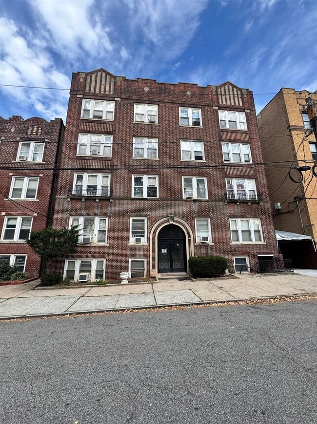 Building Photo - 157-159-159 W 48th St Unit 303