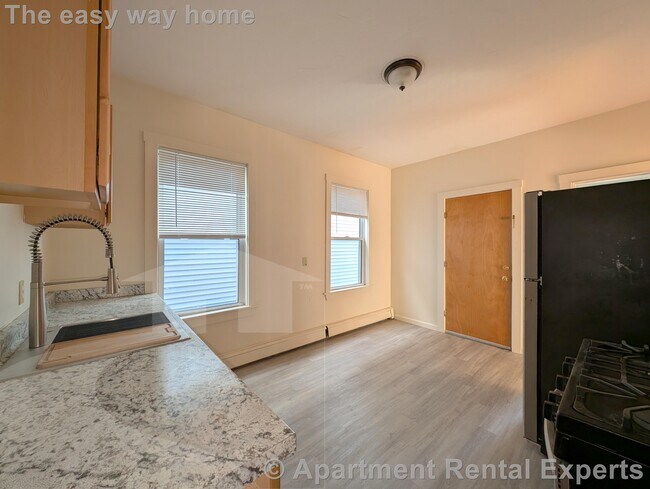 Photo - 61 Webster Ave Apartamento Unidad #2L