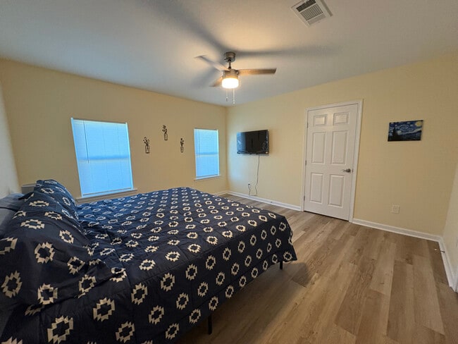 Photo - 405 Bender St