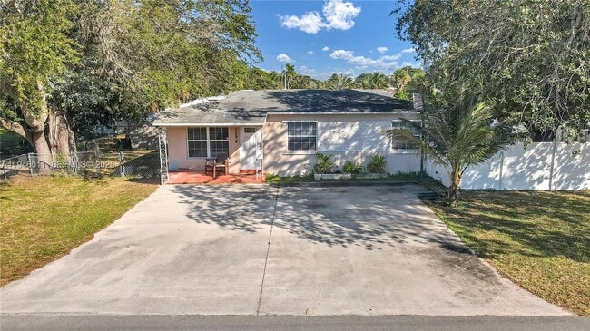 Building Photo - 709 SW 7th Ave Unit 1-2