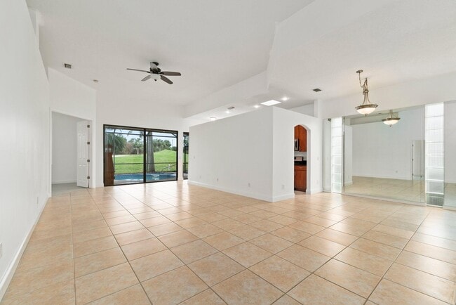Photo - 435 SW Jefferson Cir