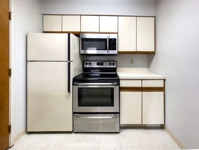 Building Photo - Close to Campus Unit 2