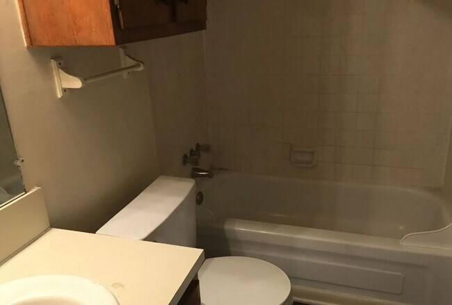 Photo - 2411 Pedernales Dr Unidad #C