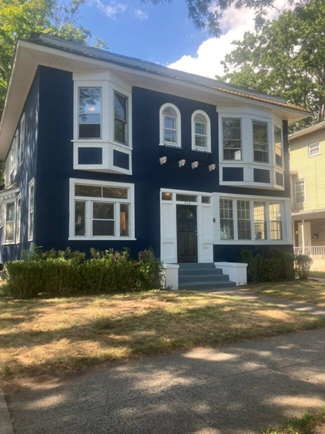 Building Photo - College Rental