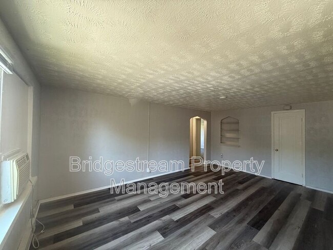 Building Photo - 455 Forest Ave