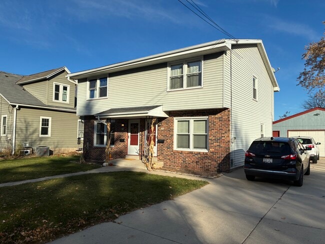 Building Photo - 240 N Spring St