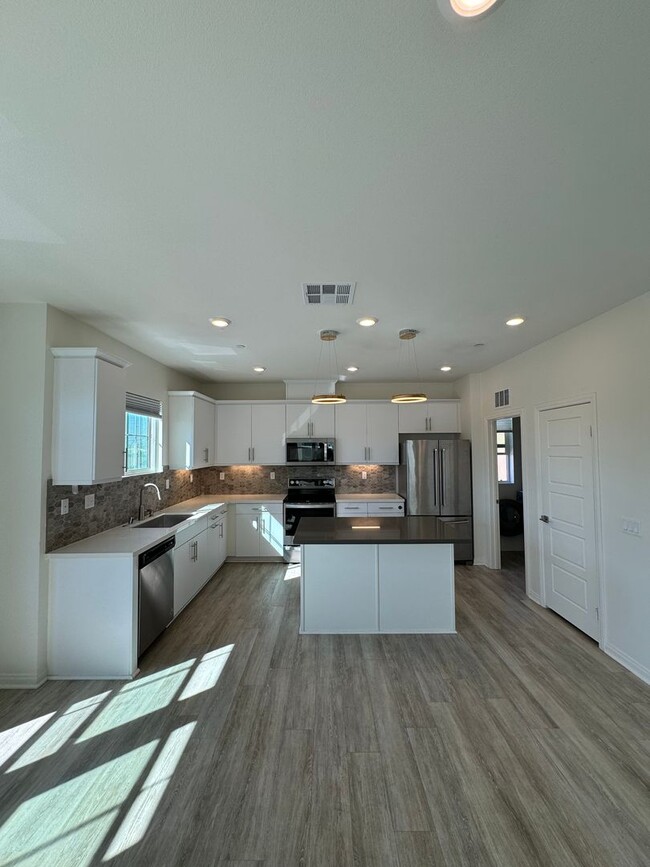 Modern Tri-Level 4 bed 3+ bath home available - Modern Tri-Level 4 bed 3+ bath home available