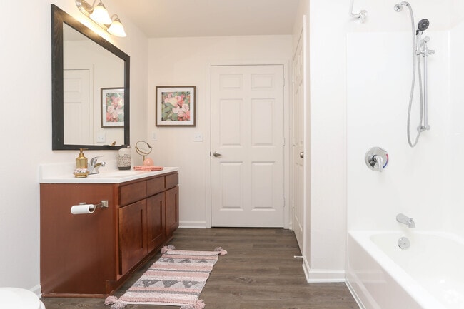 2BR, 2BA - 931 SF - Bathroom