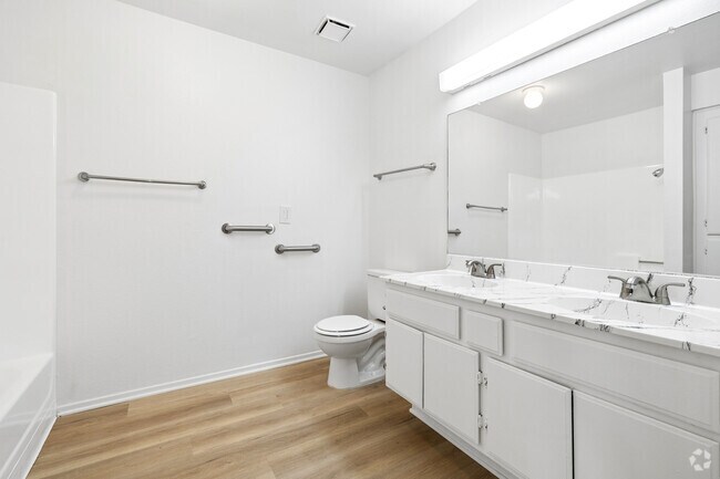 1BR, 1BA - 705SF - Bathroom