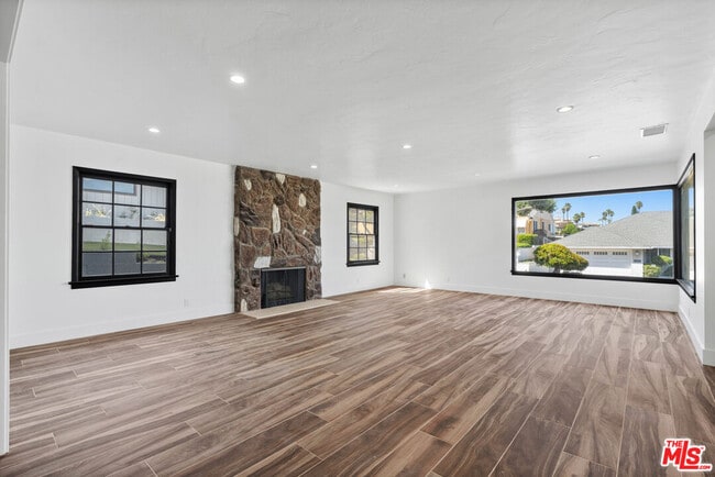 Photo - 5266 Veronica St