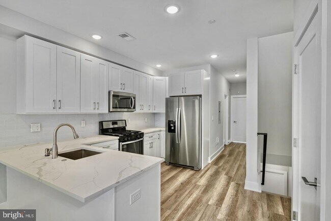 Building Photo - Brand New Luxury Apartments Unit 1