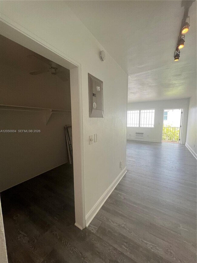 Photo - 7720 Harding Ave Unidad 9