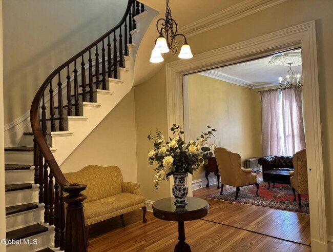 44 Clinton Ave Unidad 2 Brownstone
