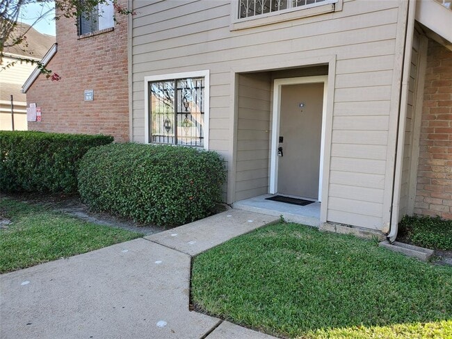 Building Photo - 6701 Sands Point Dr Unit 8 Rental
