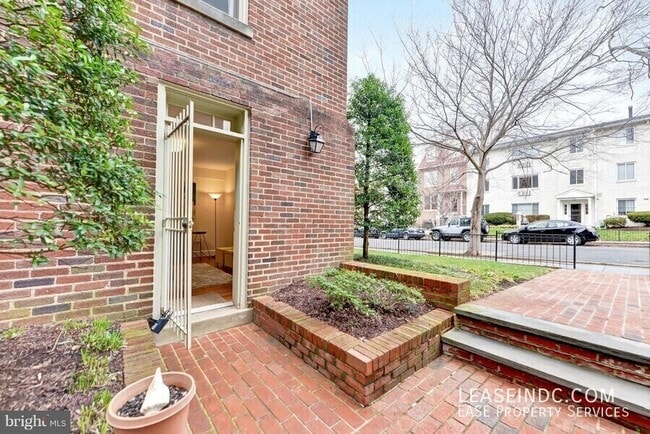 Building Photo - 2410 20th St NW Unit #6