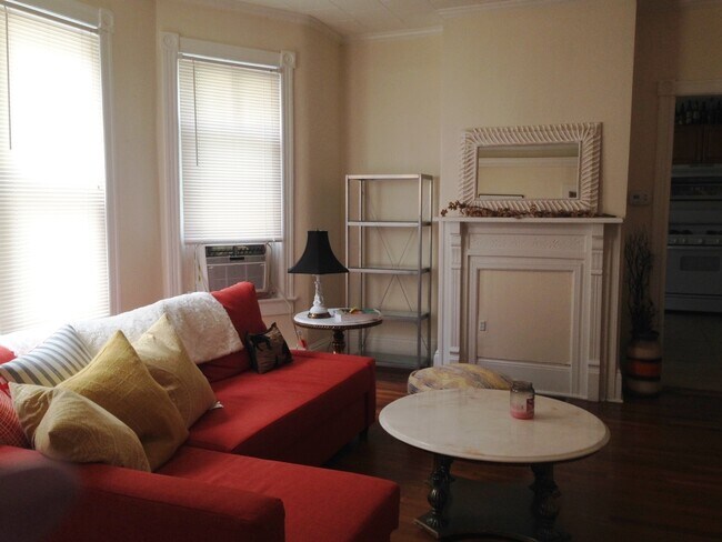 Photo - Fantastic Apartment in Great Neighborhood. Recently Renovated! Hardwood Floors! Private Driveway! Unidad 1901-01