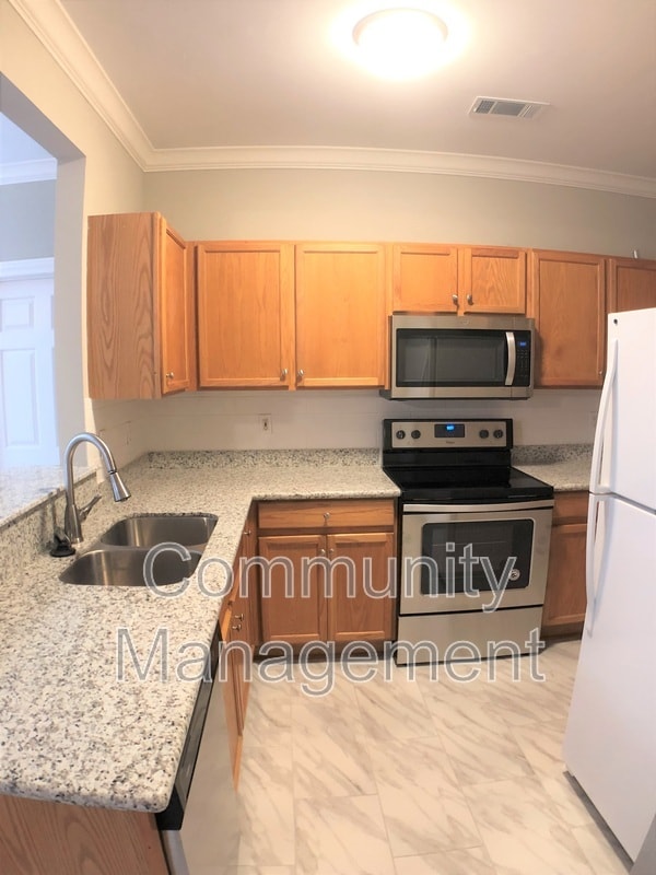 Building Photo - 710 E Boyd Dr Unit Apt 1706