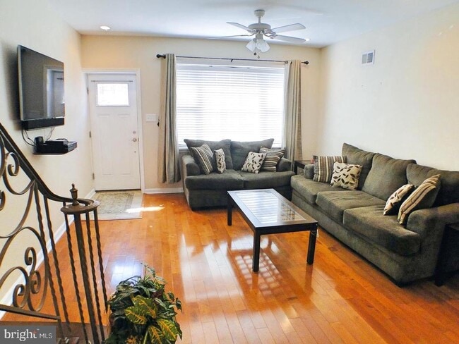 Building Photo - 2533 S Rosewood St