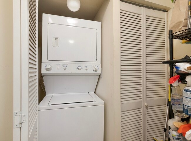 In unit washer dryer - 2554 W Rosemont Ave Unit G