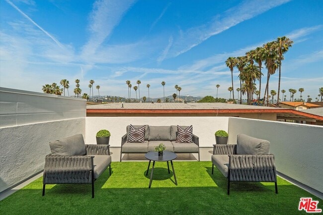 Building Photo - 1409 N Hobart Blvd Unit 104