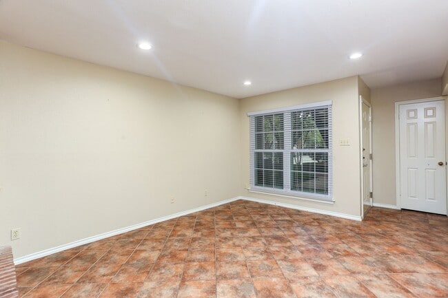 Photo - 2Bd Condo in Gated Community! Available No... Unidad 301