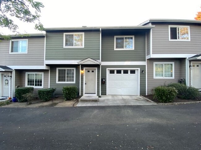 Building Photo - COMING SOON - 3 BEDROOM TOWNHOME W/ GARAGE