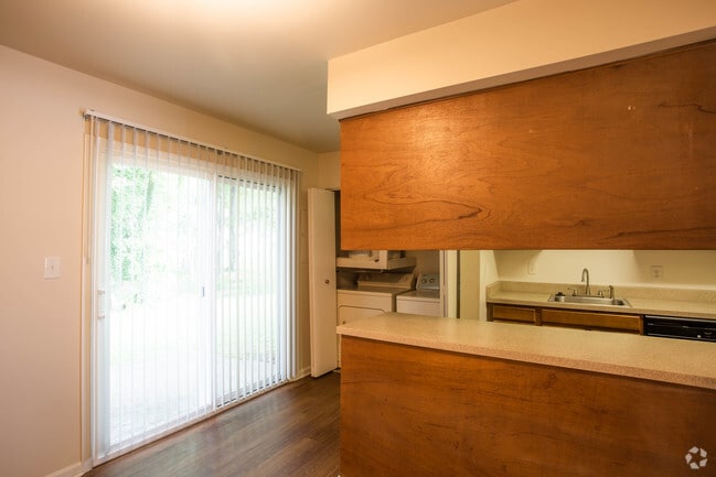 2BR,1.5BA,-1150SF - Earle of Warwick Square