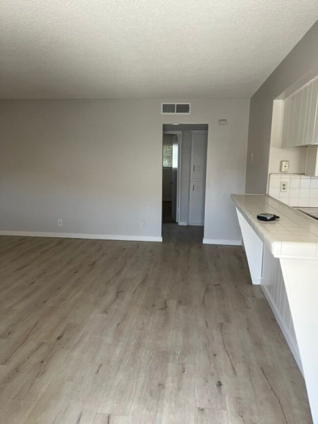 Building Photo - 6400 Stockdale Hwy Unit 6400-3
