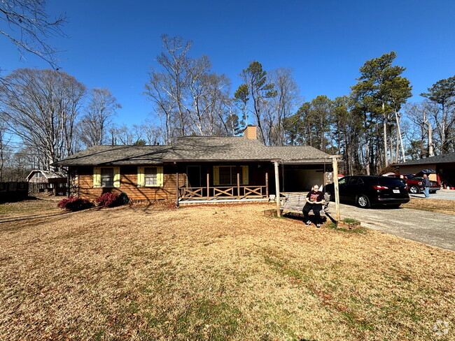 Building Photo - 1566 Pine Cir Rental