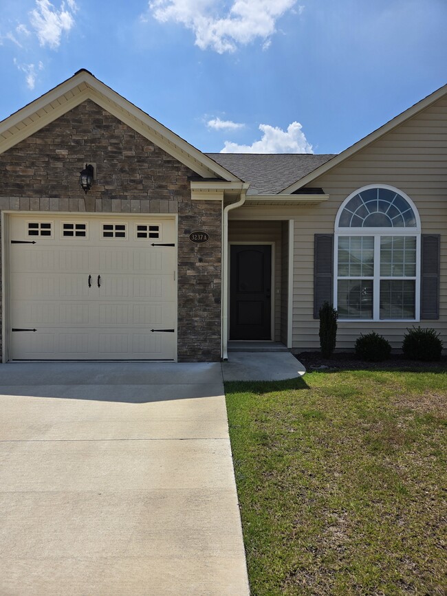 Building Photo - 3237 Gordon Dr