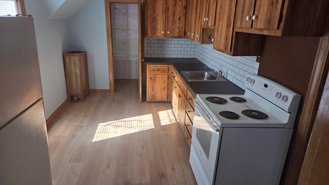 Building Photo - 12 Crown St Unit 2