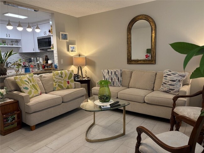 Building Photo - 98 Westbury E Unit 98