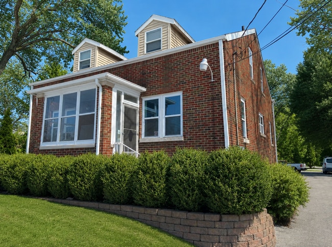 Building Photo - 2 Bedroom Apartment in Merrillville Unit 3