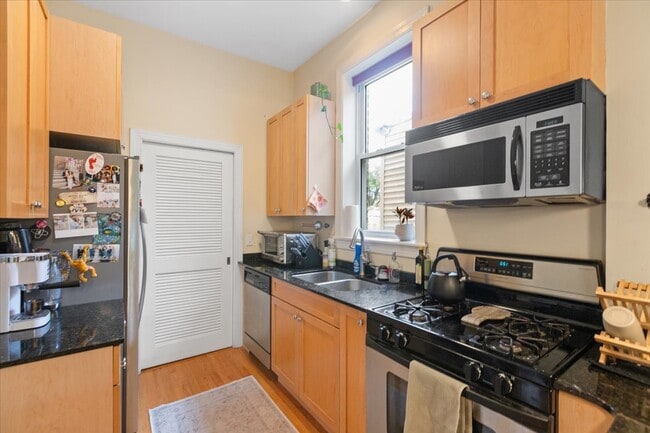 Photo - 2041 W Potomac Ave Unit 2