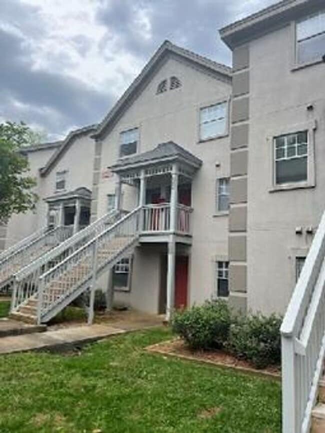 Photo - 2 bed 2 bath garden unit at Avery Close!