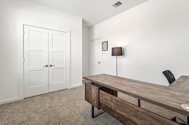 Photo - 560 Newcomb Holw Dr