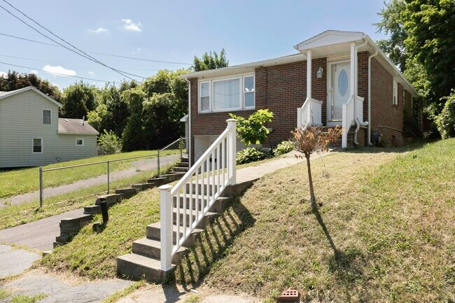 Photo - 817 Winton St
