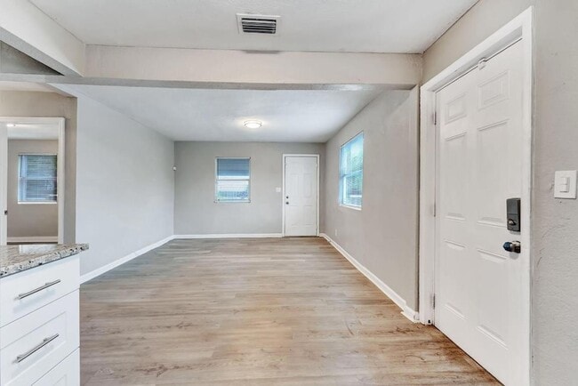 Photo - 172 W 15th St