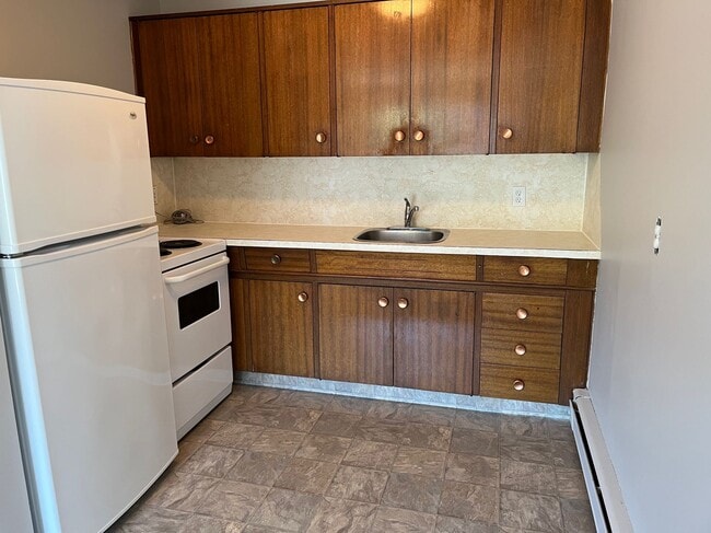 Photo - 1 Bed 1 Bath Unit in Red Deer, AB Unit 9