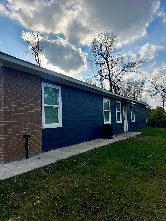 Photo - 9811 Leath St