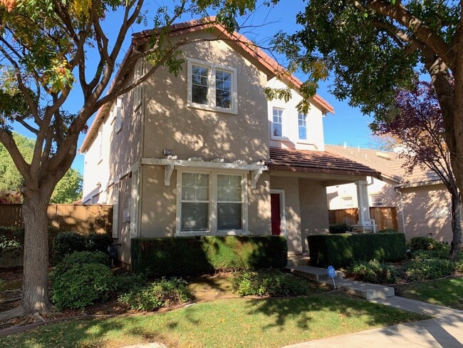 Photo - Beautiful Brentwood home with bed and full bath downstairs