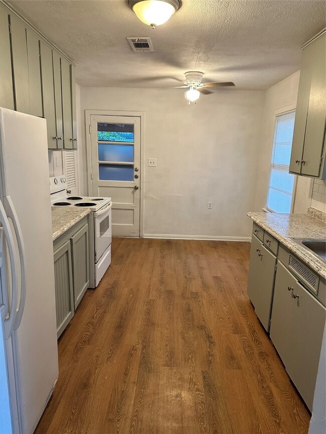 Building Photo - 502 Breezy Ln